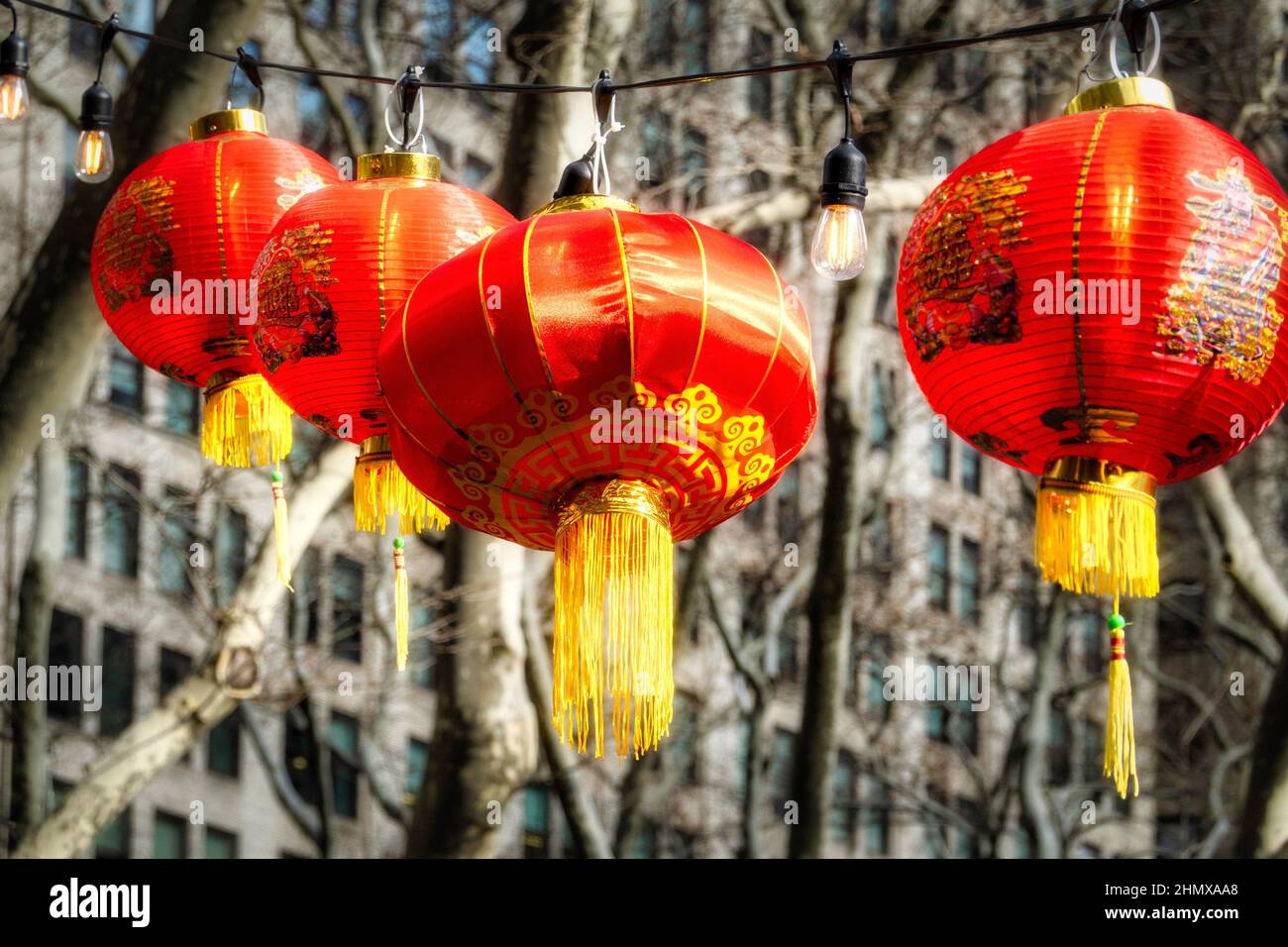 Faroles chinos en Bryant Park celebran el año nuevo lunar 2022, 'Año del Tigre', Nueva York, Estados Unidos Foto de stock