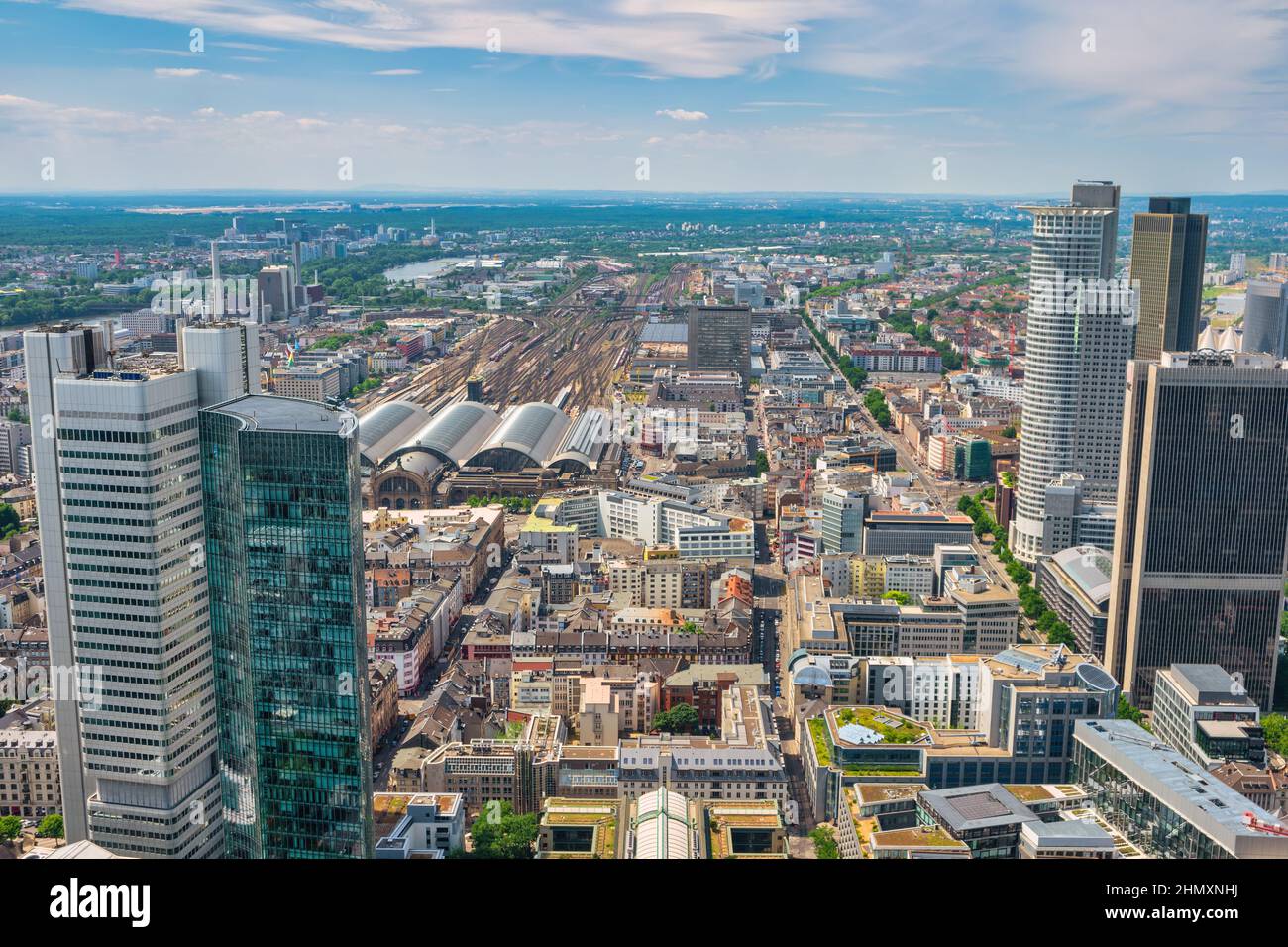 Frankfurt Alemania, vista panorámica del horizonte de la ciudad en el centro de negocios y la estación principal de Frankfurt Foto de stock