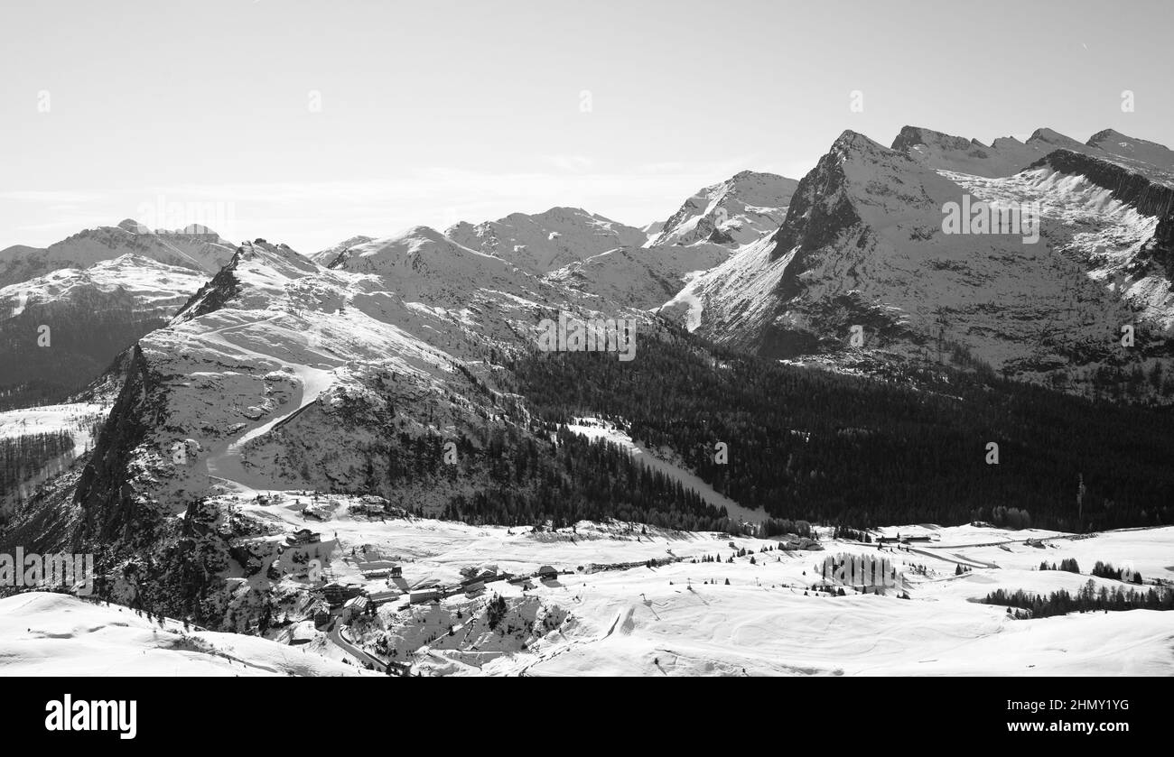 Vista de invierno del pase Rolle, San martino di Castrozza, Italia. Paisaje de montaña Foto de stock