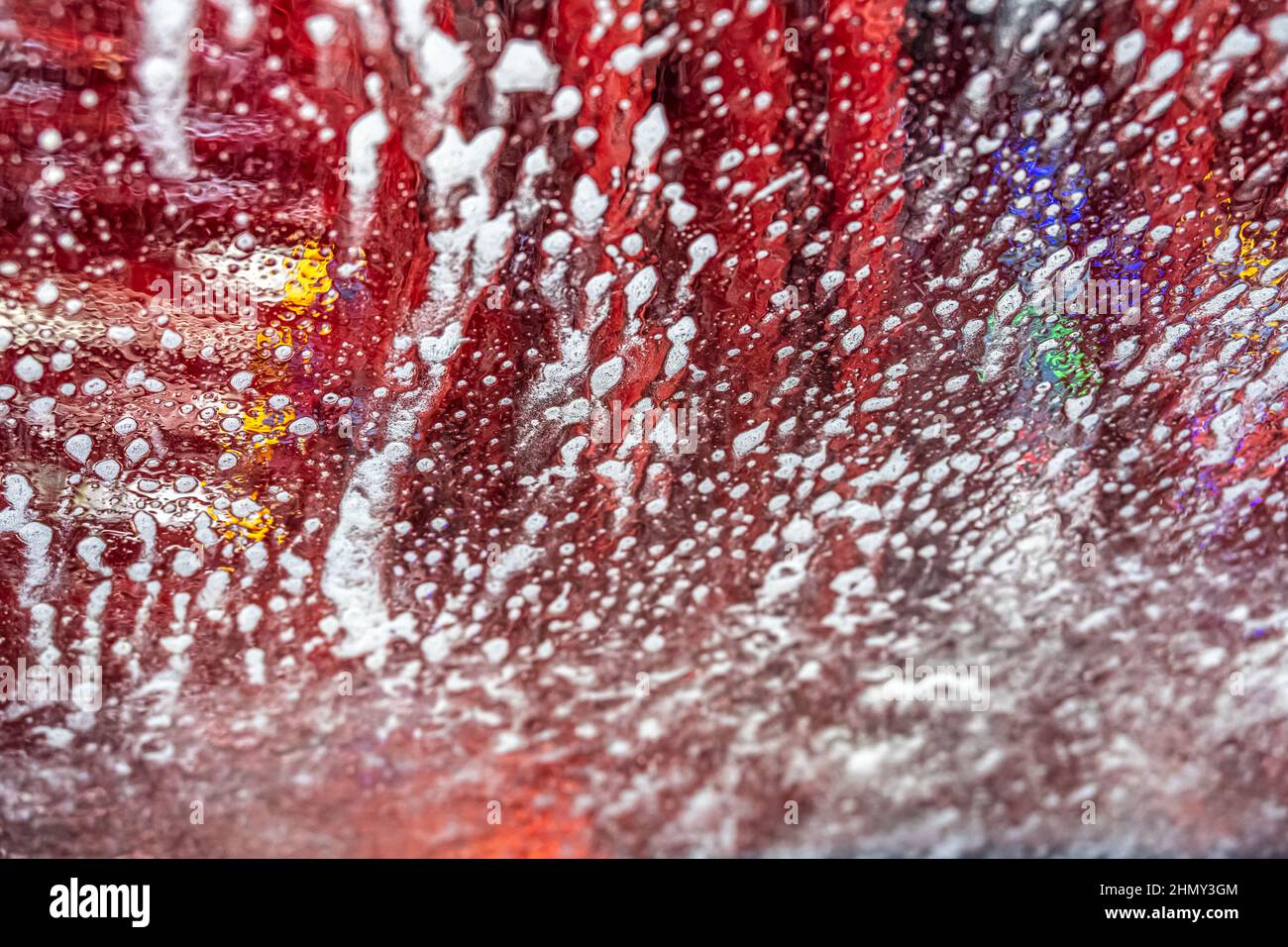 Vista abstracta a través del parabrisas de lavado automático de coches. (EE.UU.) Foto de stock
