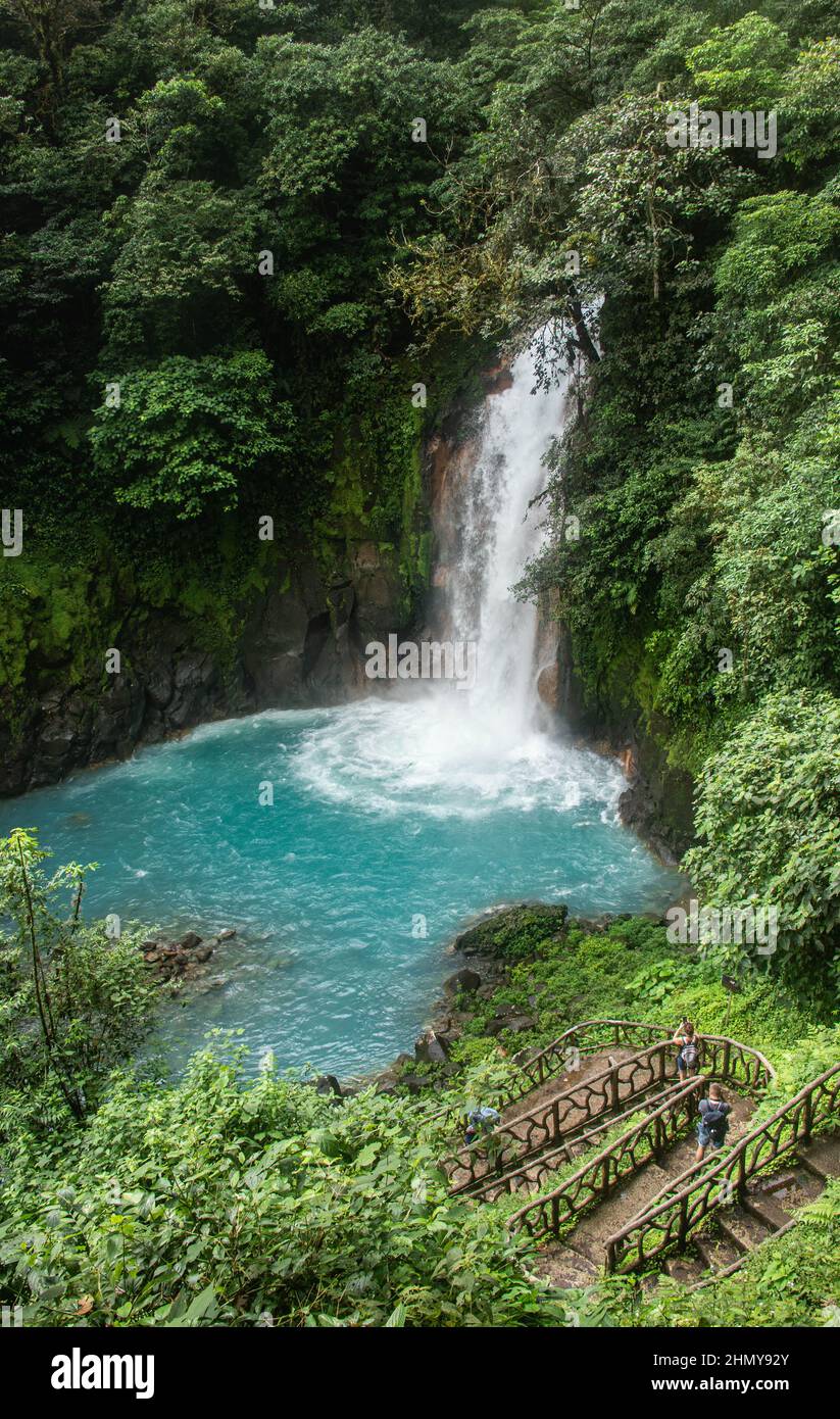 La hermosa cascada del Río Celeste, Parque Nacional Volcán Tenorio, Guanacaste, Costa Rica Foto de stock