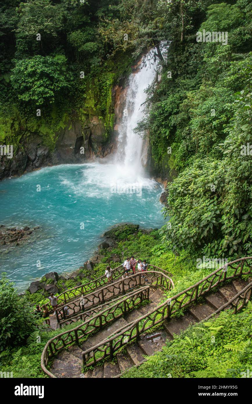 La hermosa cascada del Río Celeste, Parque Nacional Volcán Tenorio, Guanacaste, Costa Rica Foto de stock