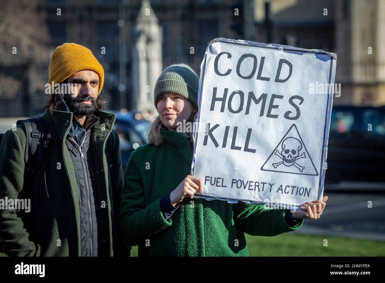 Londres, Reino Unido, 12 de febrero de 2022. Pareja joven en la plaza del Parlamento en protesta contra el aumento de los precios del combustible y los costes de vida. Foto de stock