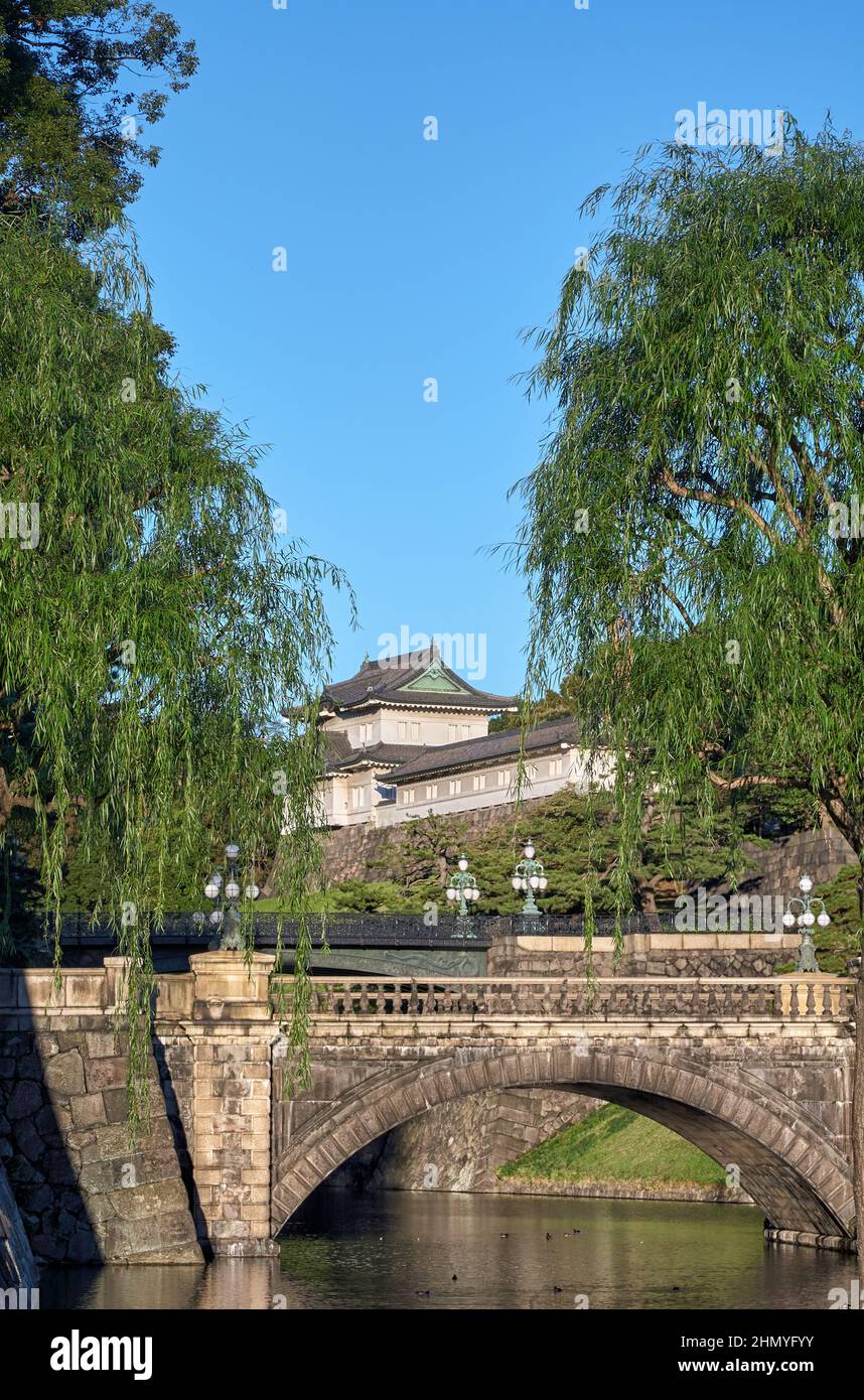 La vista de Seimon Ishibashi (un apodo es Meganebashi o Eyeglasses) Puente sobre el agua de Nijubashi-moat y Fushimi Turret visto desde Kyuden Foto de stock