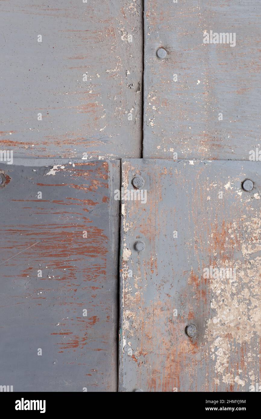 Fondo textura de la superficie de las hojas de metal oxidado sujetadas con clavos Foto de stock