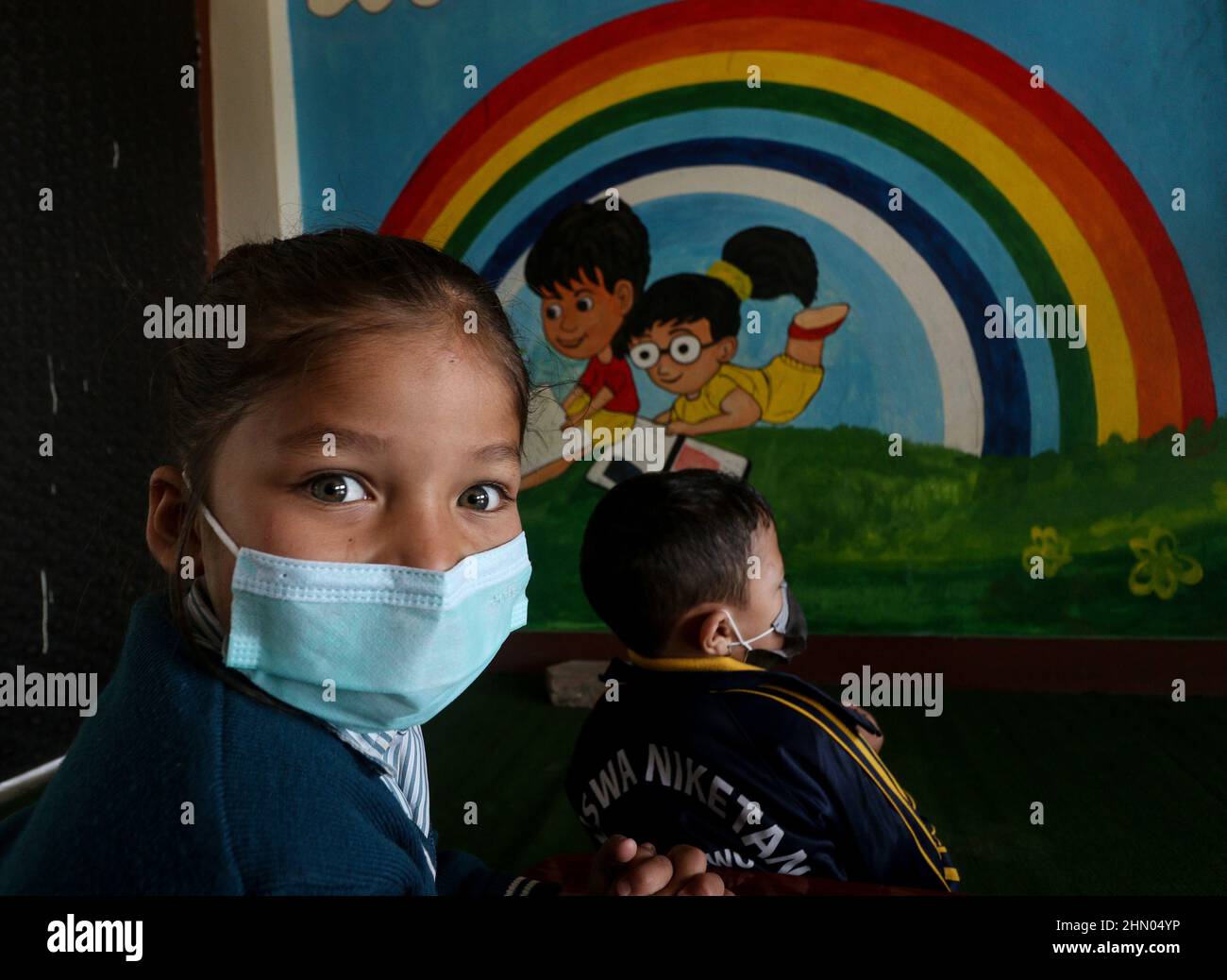 Katmandú, NE, Nepal. 13th Feb, 2022. Los estudiantes asisten a una clase cuando Nepal reabre las escuelas después de la tercera ola de la pandemia de Covid-19, en Katmandú, Nepal, el 13 de febrero de 2022. (Imagen de crédito: © Aryan Dhimal/ZUMA Press Wire) Crédito: ZUMA Press, Inc./Alamy Live News Foto de stock
