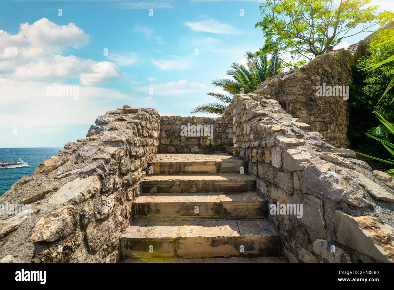Budva fortaleza medieval de María y el mar Foto de stock