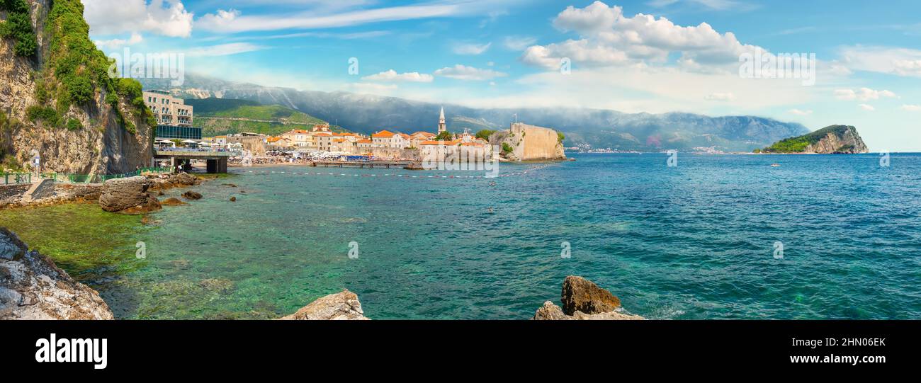Panorama de la ciudad vieja de Budva, en la costa del mar Adriático, Montenegro Foto de stock