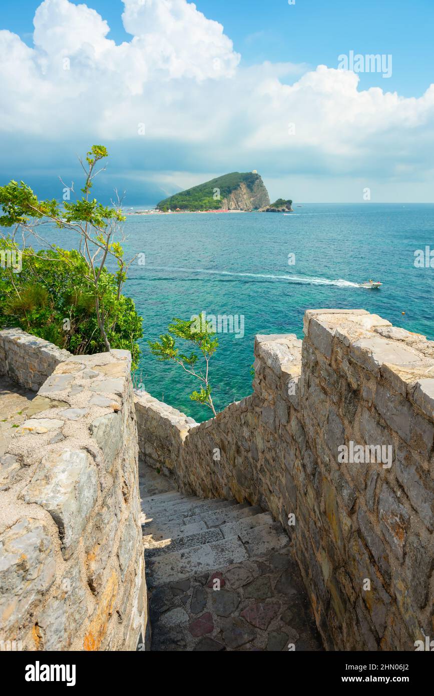 Budva en el mar adriático y la isla de Nicolás Foto de stock