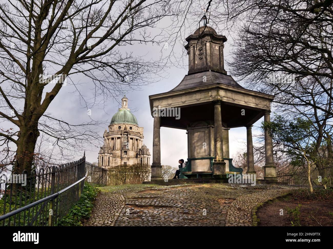 El monumento a Ashton visto desde el refugio Temple, Williamson Park, Lancaster. Foto de stock