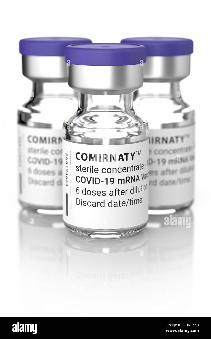 Tres viales de la vacuna Covid-19 Comirnaty de BioNTech / Pfizer aislados sobre blanco. 3d renderizar Foto de stock