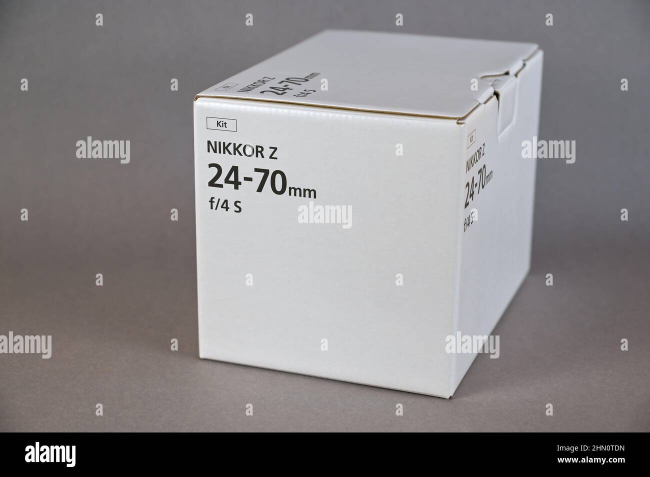 Objetivo Nikkor serie 24-70 F4 S. Caja blanca con el nuevo objetivo para  cámaras Nikon sin espejo. Ucrania, Odesa - 02 04 2022 Fotografía de stock -  Alamy