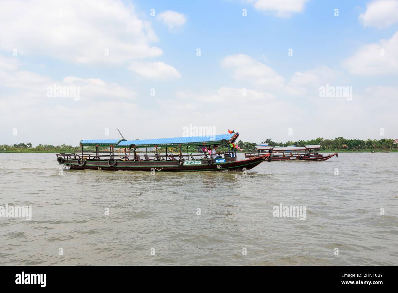 Barcos turísticos típicos de madera en el río Mekong, Delta del Mekong, Provincia de Vinh Long, Sur de Vietnam, Sudeste Asiático Foto de stock