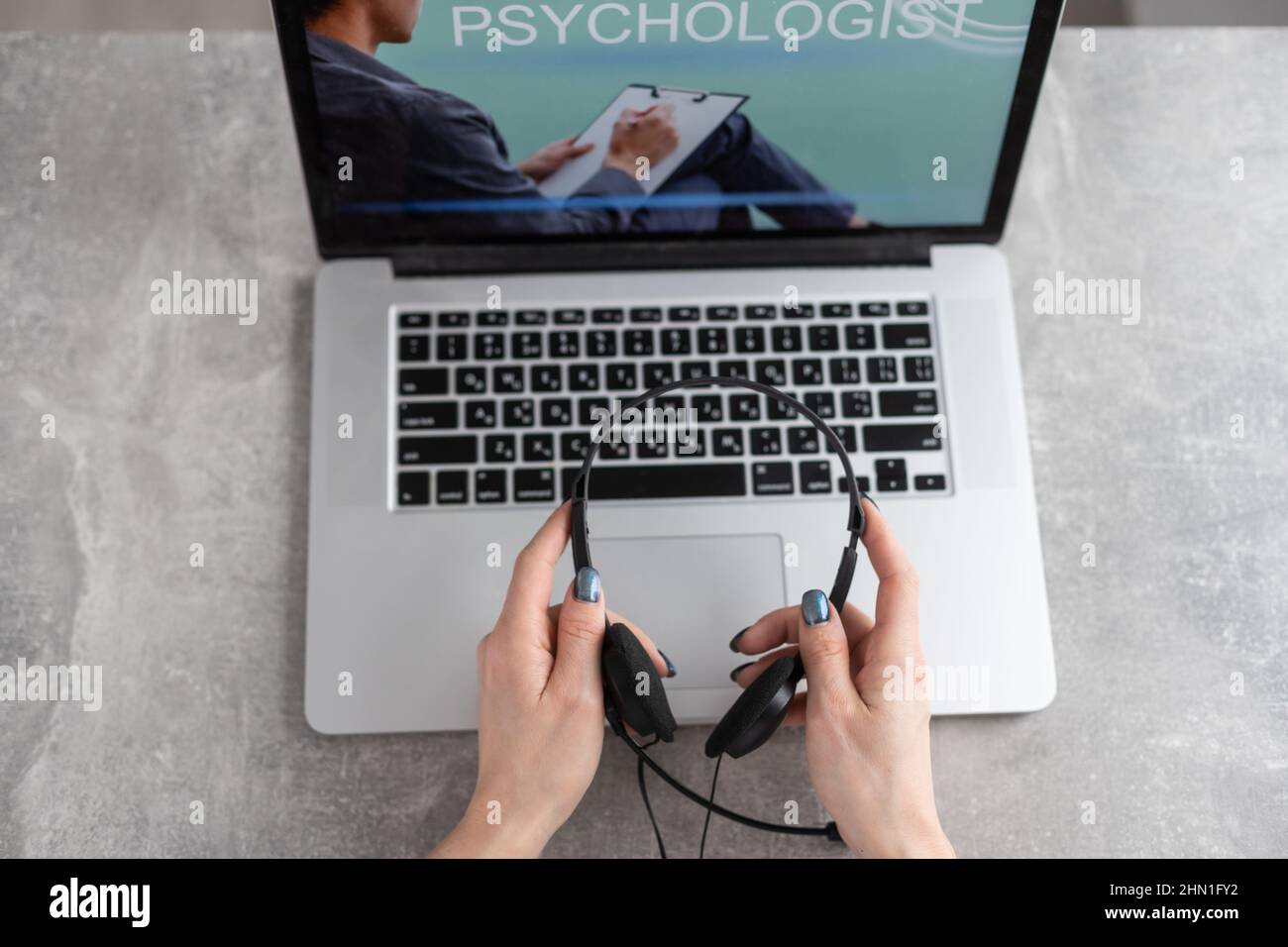 Consulta psicológica en línea - el hombre enumera sus problemas - se comunica con el paciente utilizando la tecnología digital - psicodiagnóstico remoto Foto de stock