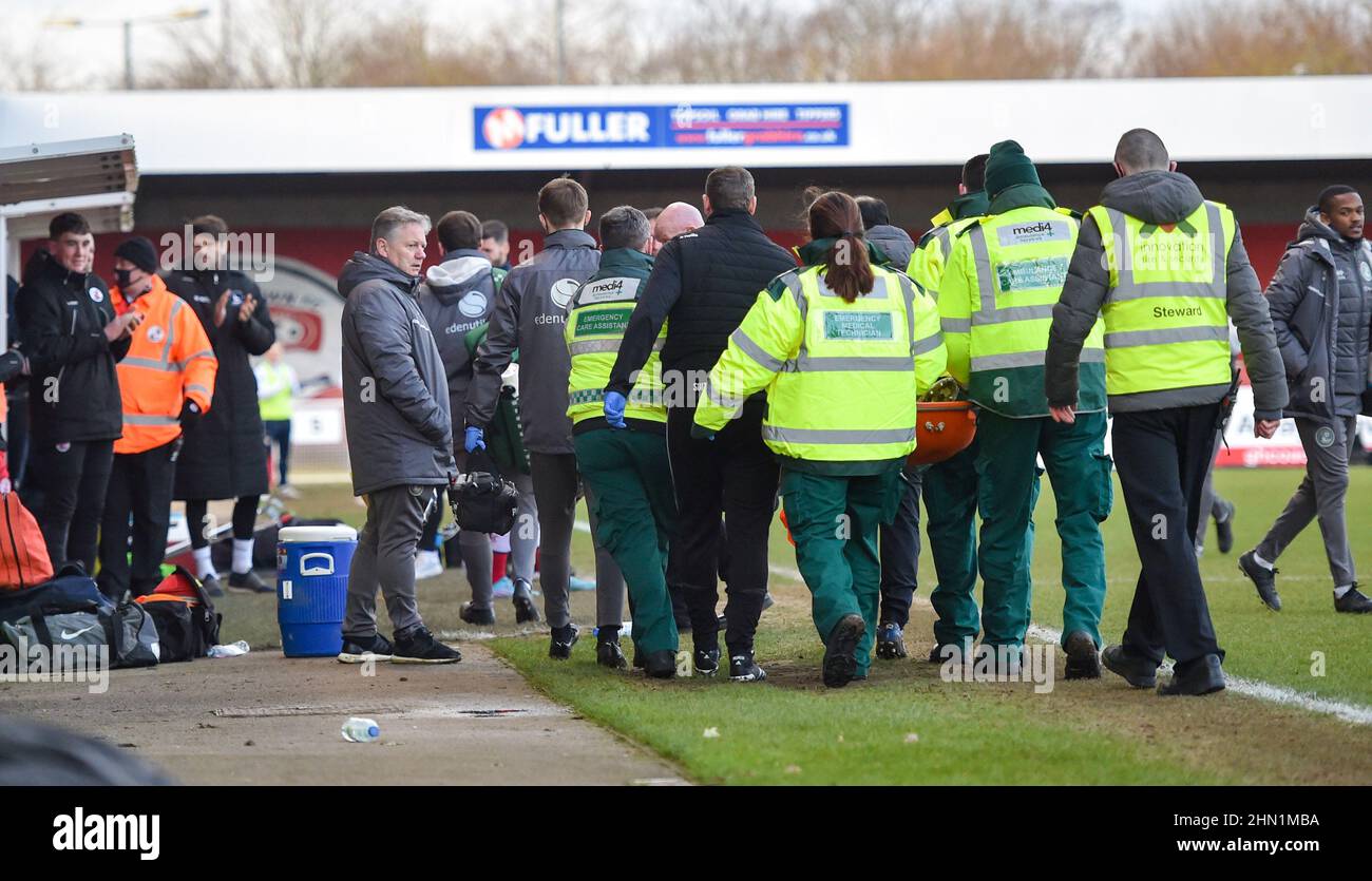 El gerente de Crawley, John Yems, a la izquierda, muestra preocupación, ya que James Tilley es estirado en la segunda mitad durante el partido de la Sky Bet League Dos entre Crawley Town y Hartlepool United en el People's Pension Stadium , Crawley , Reino Unido - 12th de febrero de 2022 Foto de stock