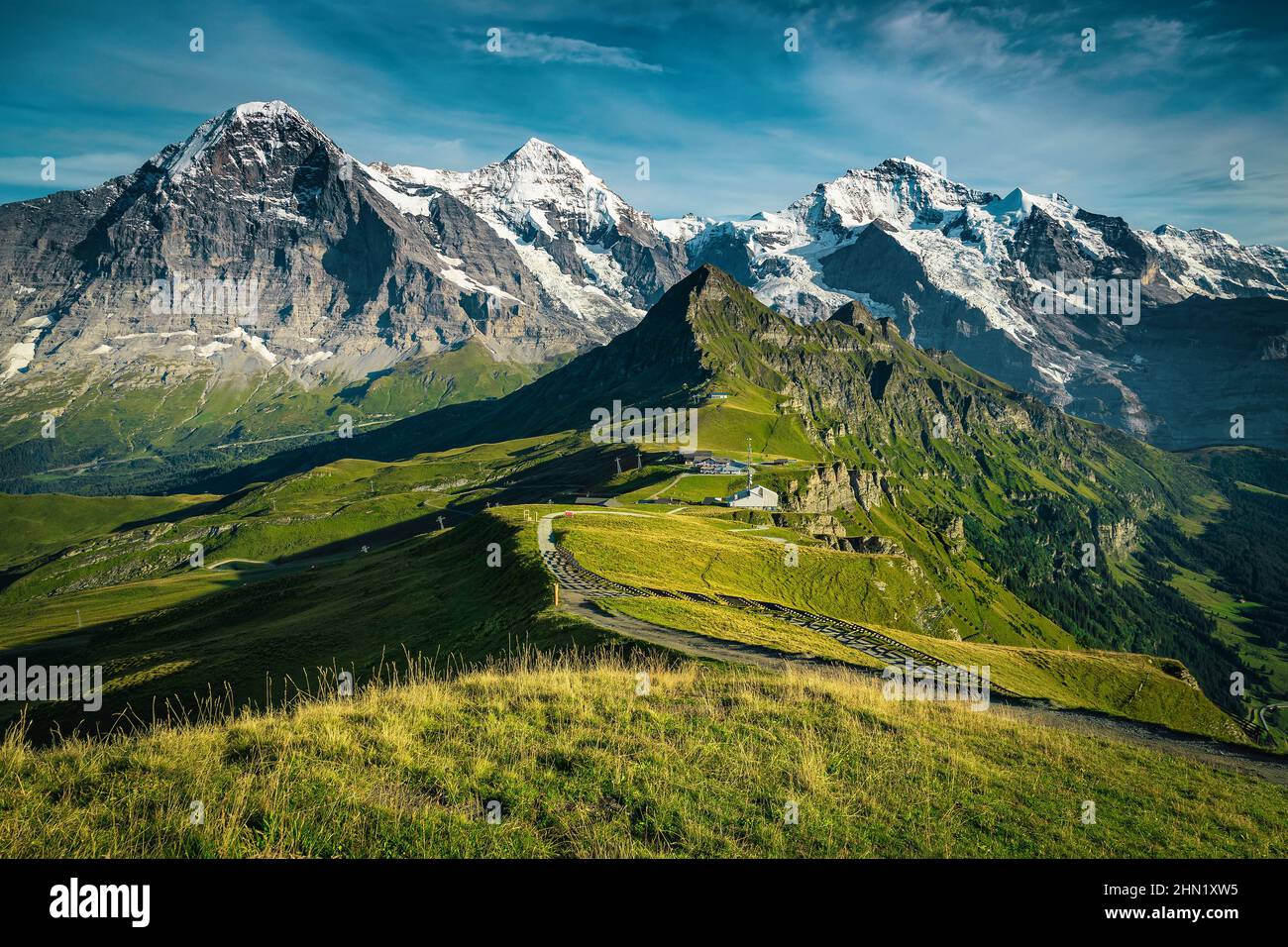 Una de las vistas más hermosas de la montaña desde la estación de Mannlichen. Pintorescas montañas nevadas y profundos valles con campos verdes, Lauterbrunn Foto de stock