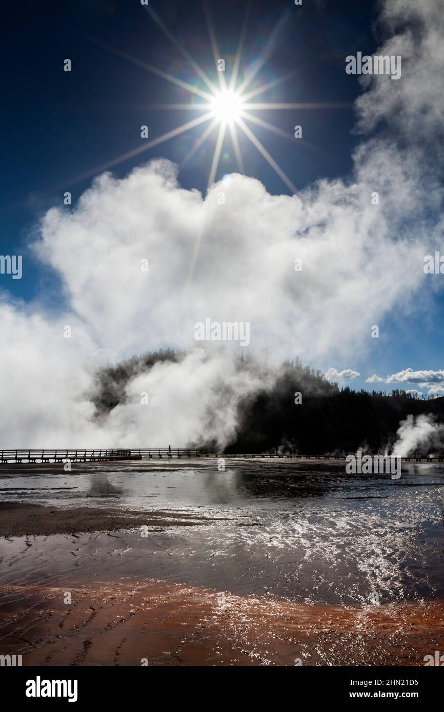 Vapor subiendo desde el géiser Excelsior, Midway Geyser Basin, Yellowstone NP, Wyoming, EE.UU Foto de stock