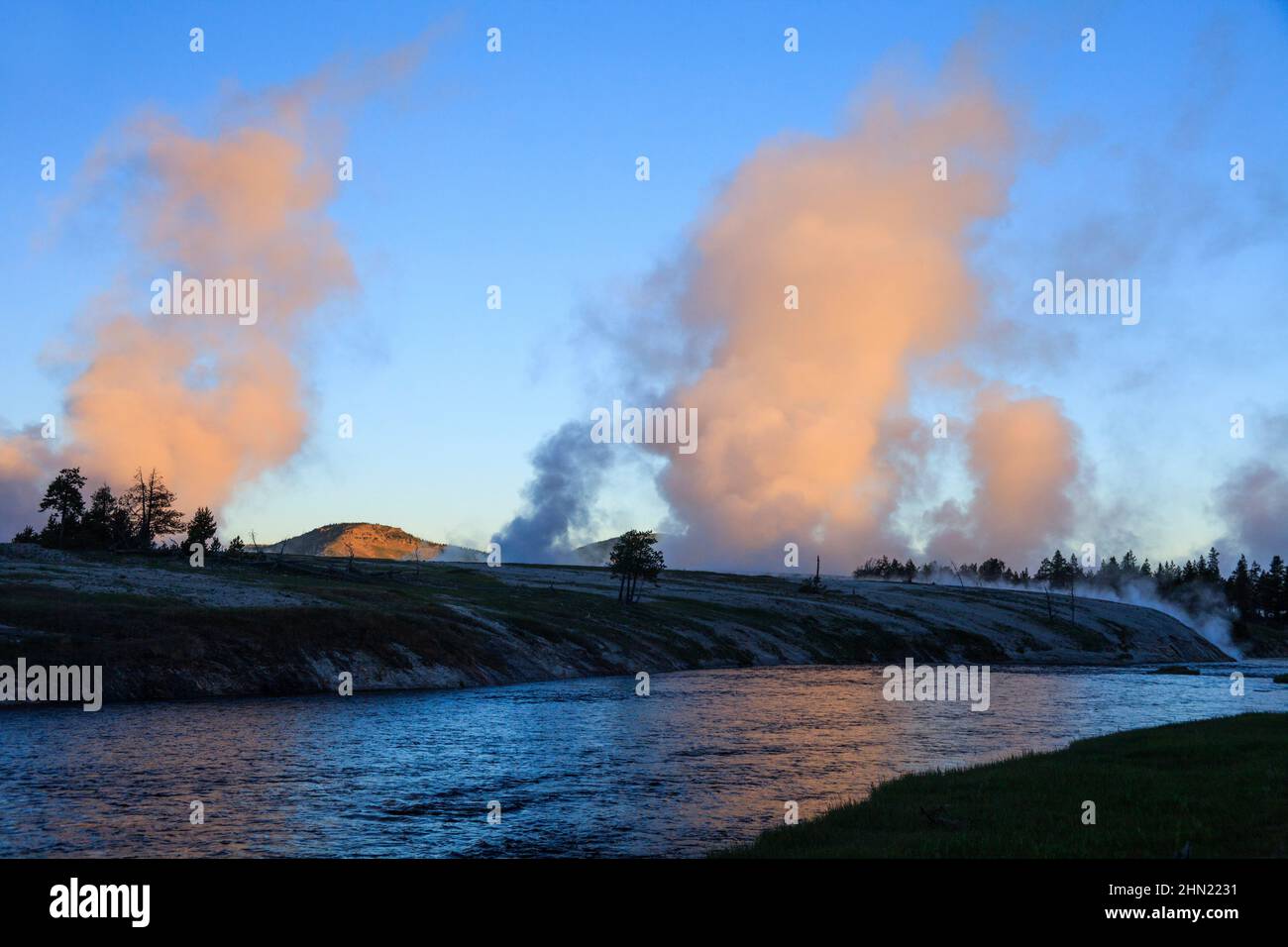 Vapor subiendo desde Excelsior Geyser y Grand Prismatic Spring, temprano en la mañana, Midway Basin, Yellowstone NP, Wyoming, EE.UU Foto de stock