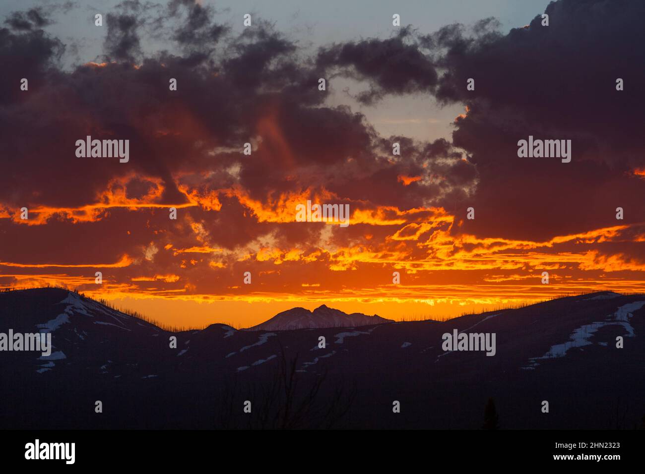 Tormentoso puesta de sol, tomado de Dunraven Pass mirando hacia el oeste a Mount Holmes, Yellowstone NP, Wyoming, Estados Unidos Foto de stock