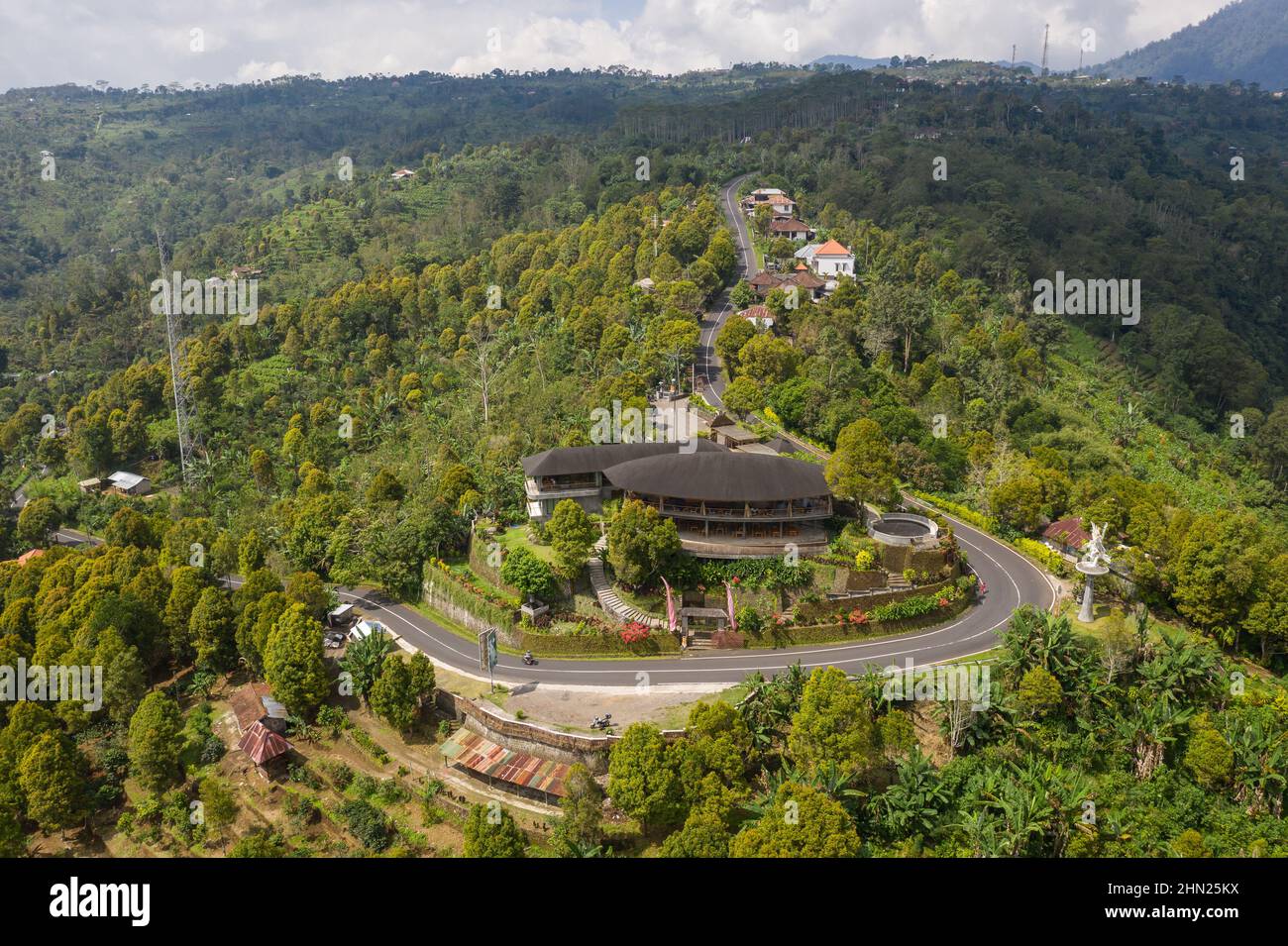 Vista espectacular de la carretera de montaña entre Munduk y Bedugul en las Tierras Altas de Bali, en Indonesia, sudeste asiático Foto de stock