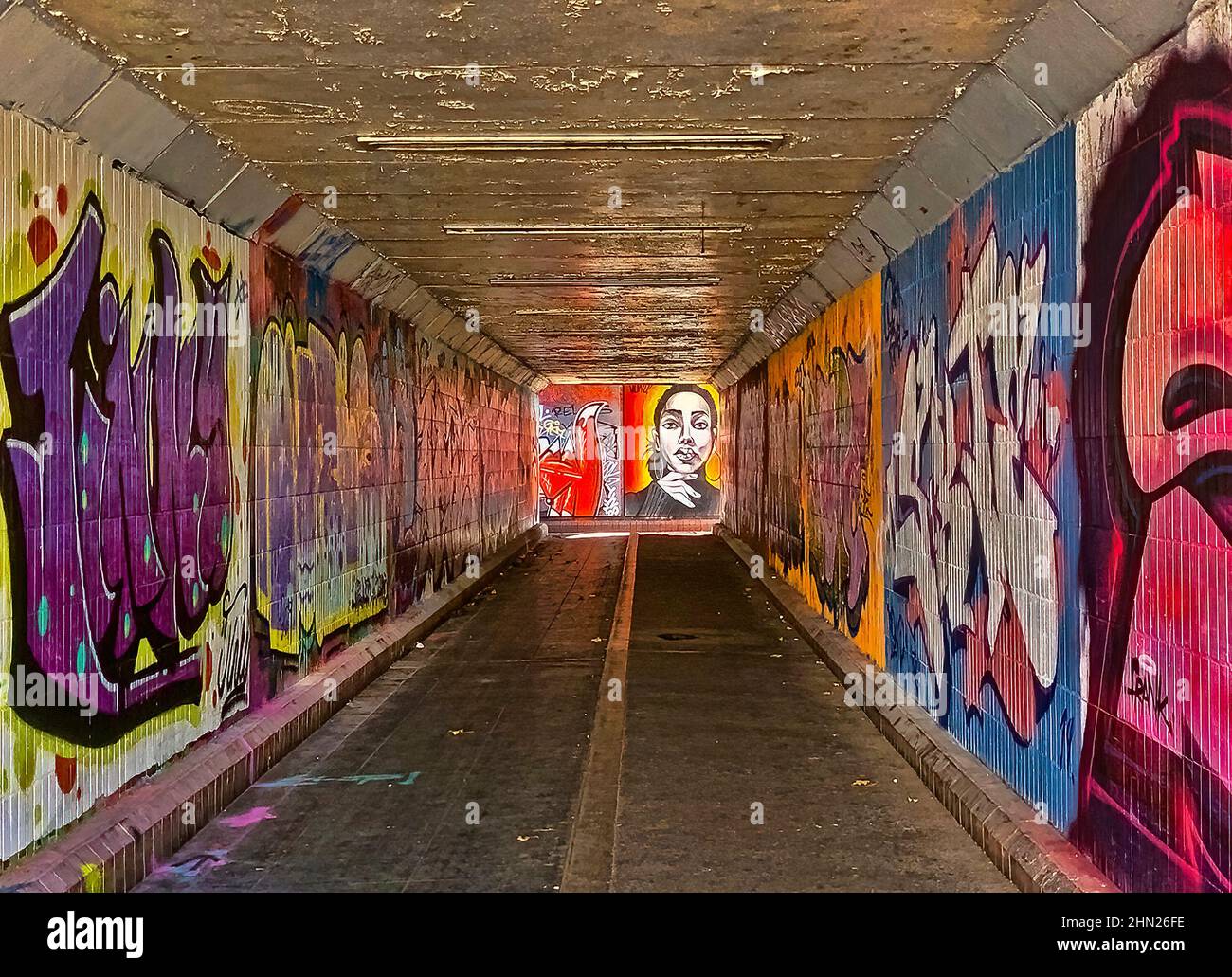 Paredes cubiertas de graffiti en un paso subterráneo en Leicester Foto de stock