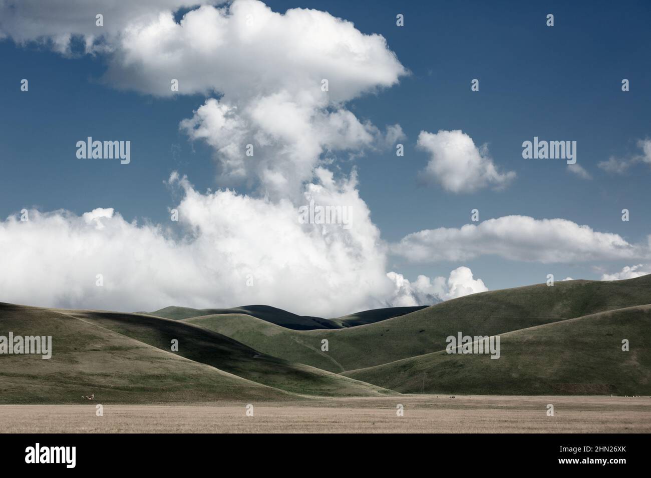 Vista panorámica del paisaje con verdes colinas contra el cielo Foto de stock