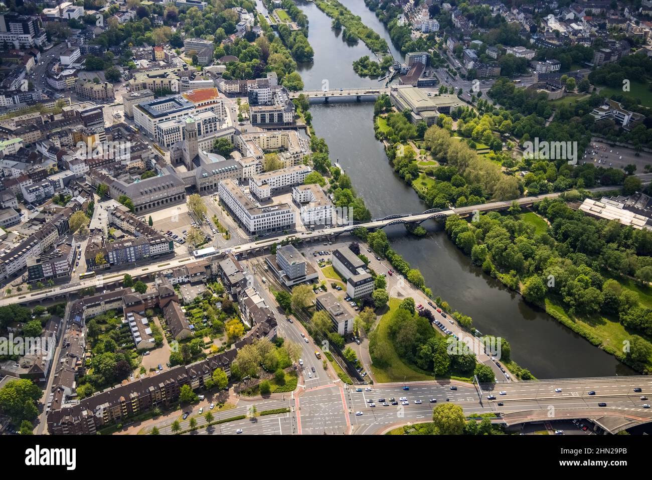 Vista aérea, ayuntamiento, paseo del Ruhr, viaducto de la ciudad y puente del Ruhr sobre el río Ruhr, Ciudad Vieja I, Mülheim an der Ruhr, zona del Ruhr, Rin del Norte-Westph Foto de stock