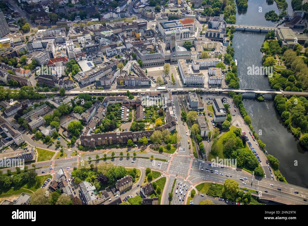 Vista aérea, ayuntamiento, paseo del Ruhr, viaducto de la ciudad y puente del Ruhr sobre el río Ruhr, Ciudad Vieja I, Mülheim an der Ruhr, zona del Ruhr, Rin del Norte-Westph Foto de stock