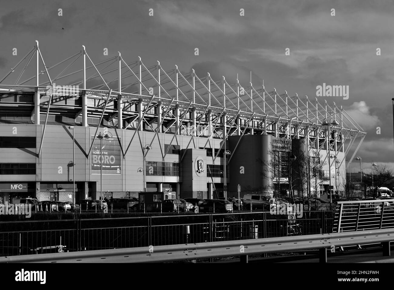Impresionante imagen en blanco y negro con luz natural del Riverside Stadium, sede del EFL Championship Club, Middlesbrough, propiedad de Steve Gibson. Foto de stock