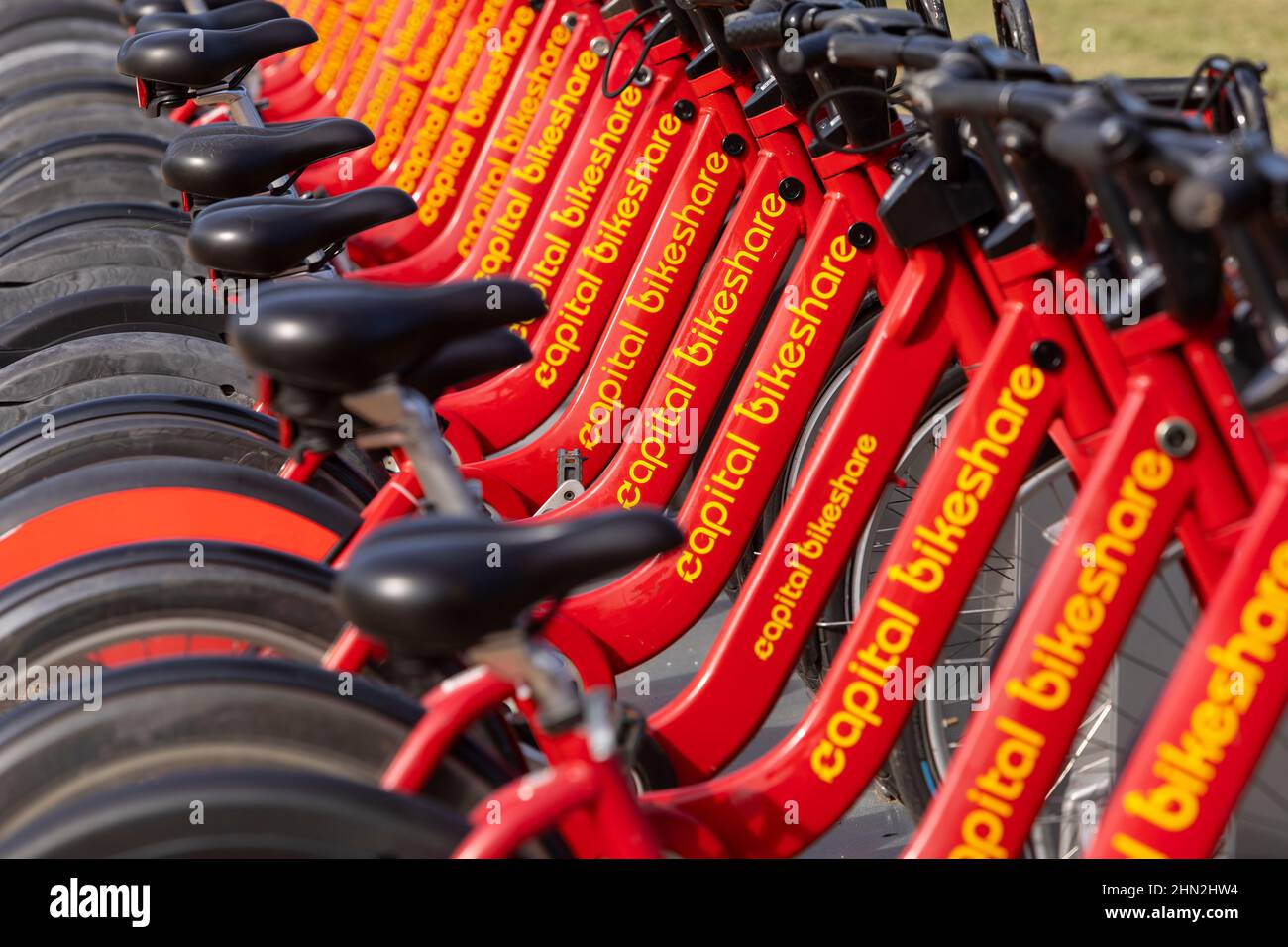 WASHINGTON, DC, Estados Unidos - Baterero de Capital Bikeshare bicicletas listo para alquilar. Foto de stock