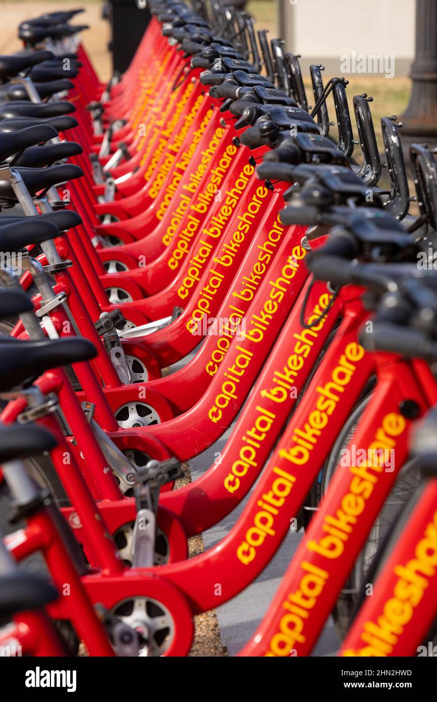 WASHINGTON, DC, Estados Unidos - Baterero de Capital Bikeshare bicicletas listo para alquilar. Foto de stock