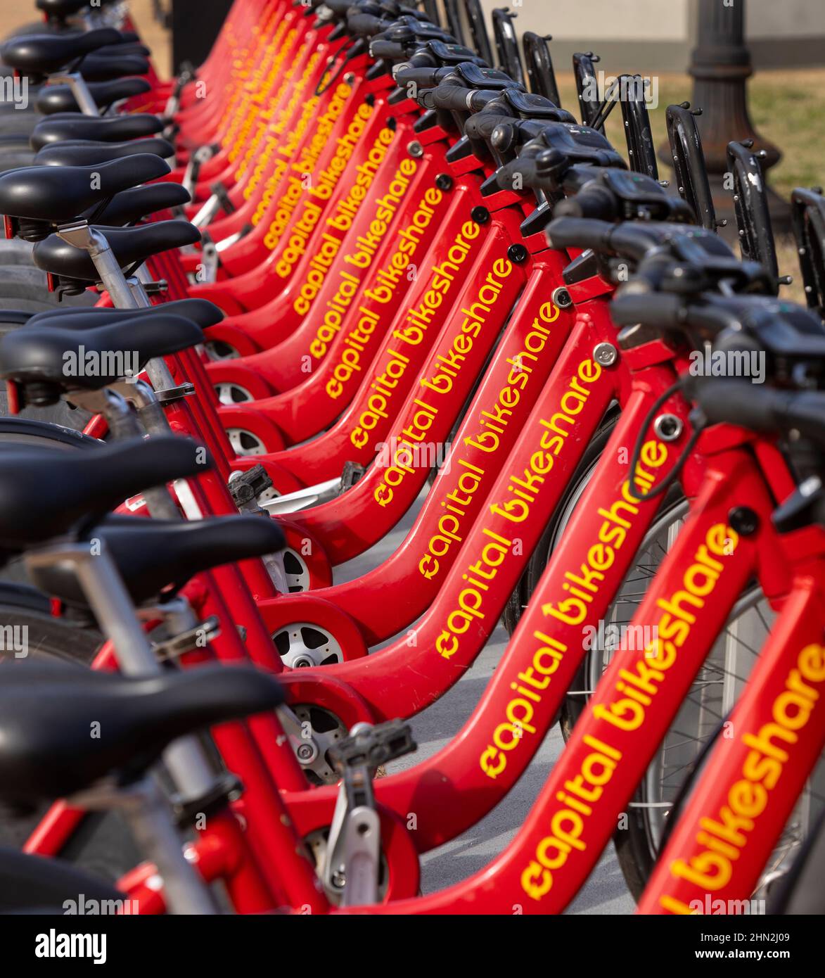 WASHINGTON, DC, Estados Unidos - Capital Bikeshare bicicletas listas para alquilar, en la estación de acoplamiento. Foto de stock
