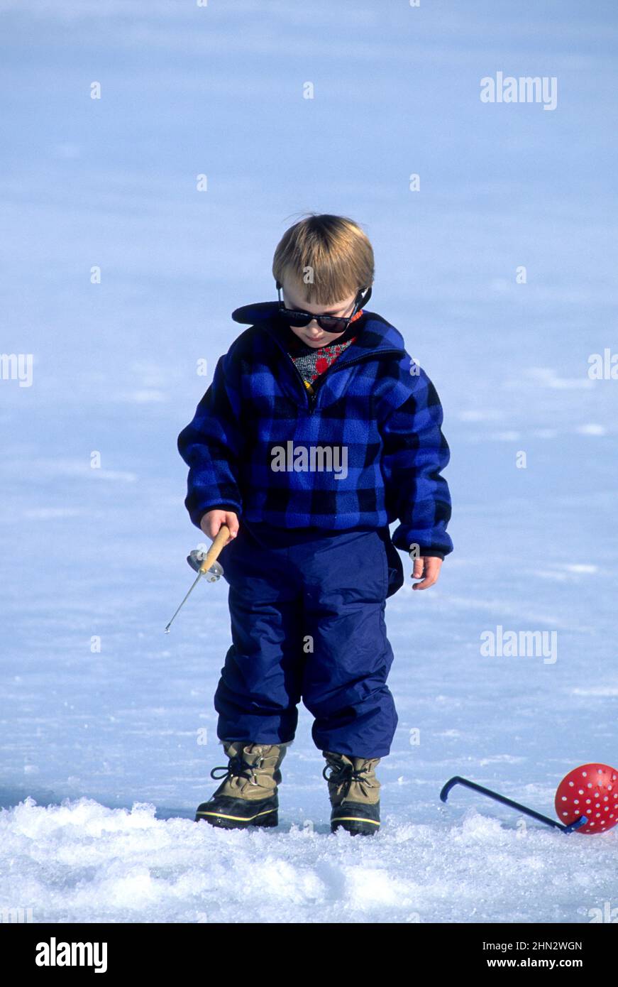 Joven (de 3 años de edad), pesca en el hielo de la perca en depósito en cascada, Idaho Foto de stock