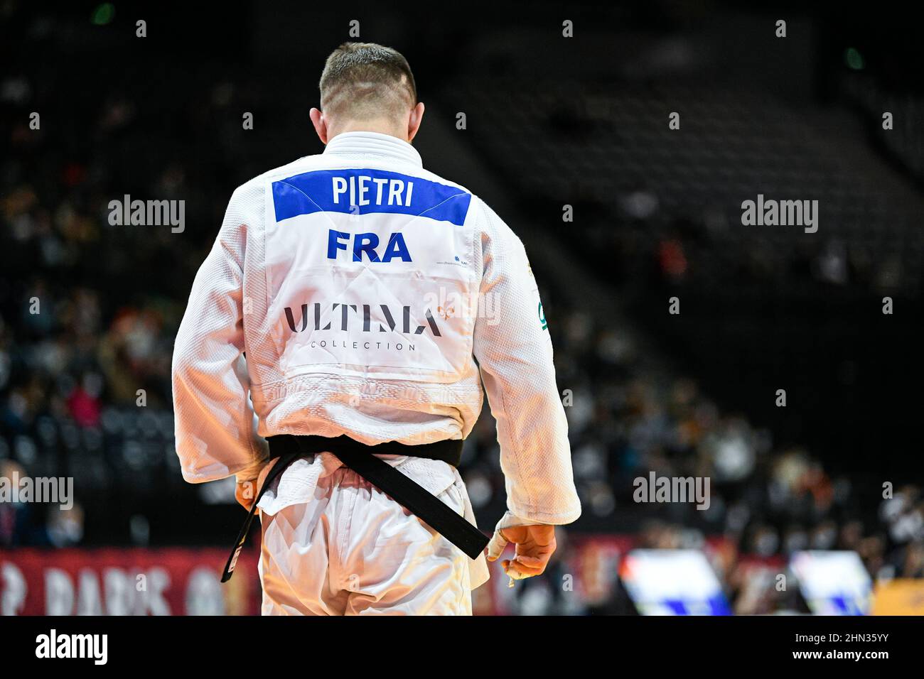 -81 kg para hombre, Loic Pietri (desde atrás) de Francia compite durante el Grand Slam 2022 de París, IJF World Judo Tour el 6 de febrero de 2022 en Accor Arena en P. Foto de stock