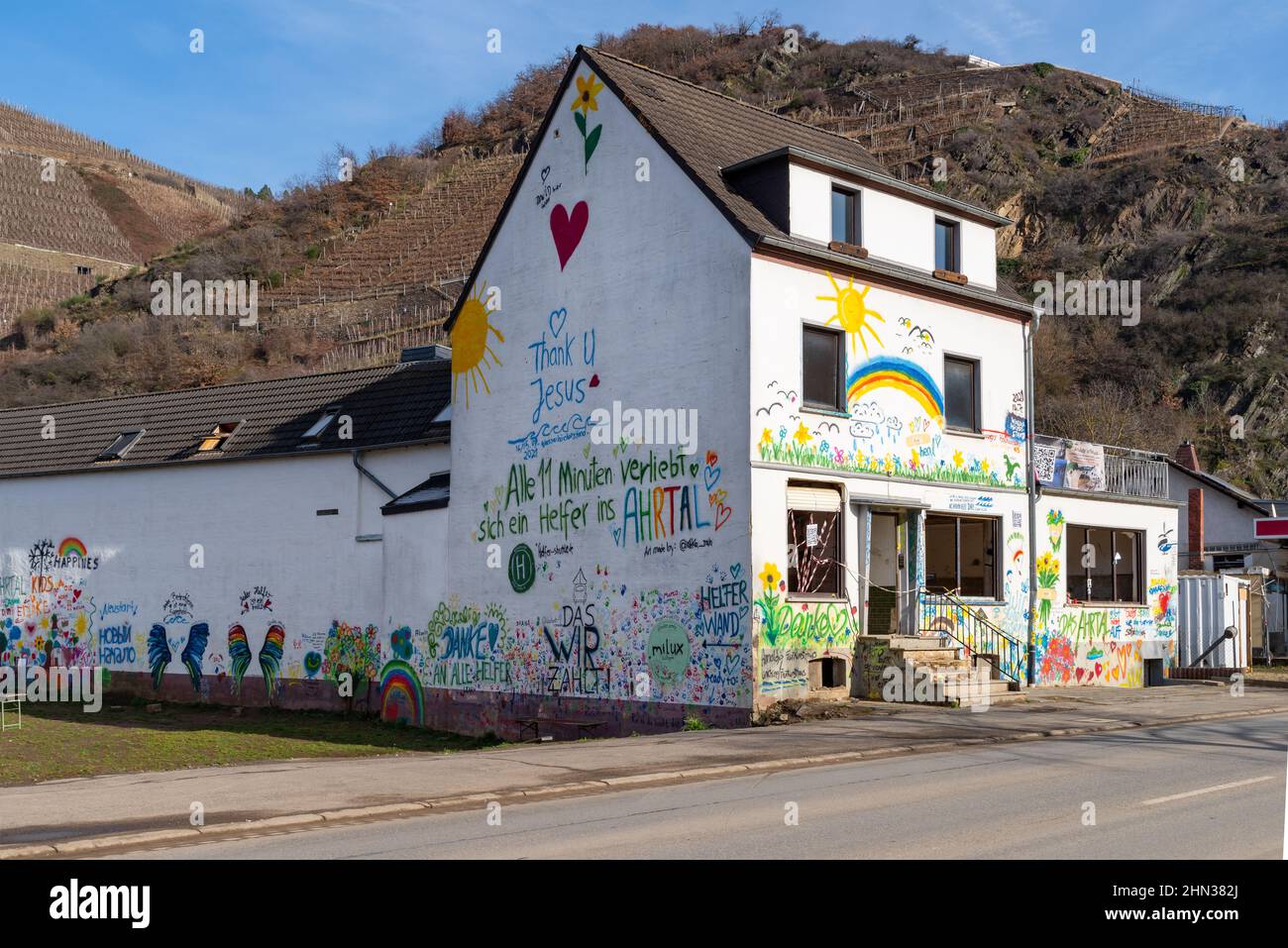 Daños por inundación en el Eifel. Fachada pintada con agradecimiento y mensajes de valor. Reconstrucción después de la limpieza Foto de stock