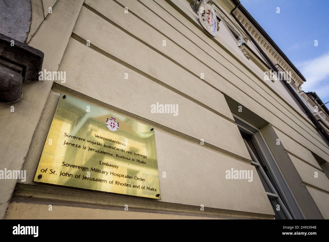 Imagen del escudo de la Orden de Malta frente a su embajada en el centro de Ljubljana, Eslovenia. Es el consulado y el repr oficial Foto de stock