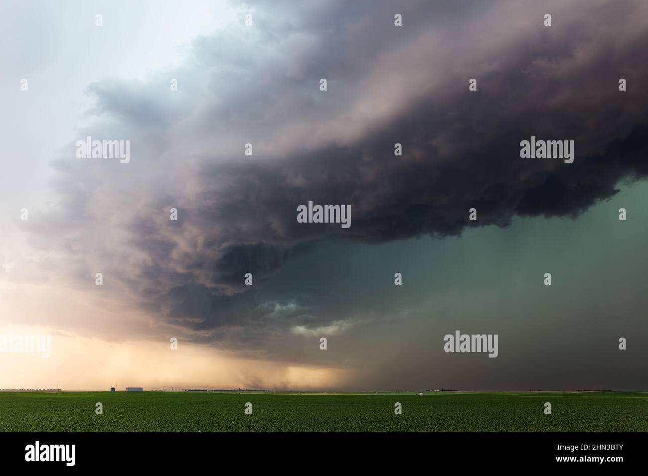 La tempestad onera ominosa se nubla delante de una línea de escuadrón a lo largo de un frente frío cerca de Dalton, Nebraska, EE.UU Foto de stock