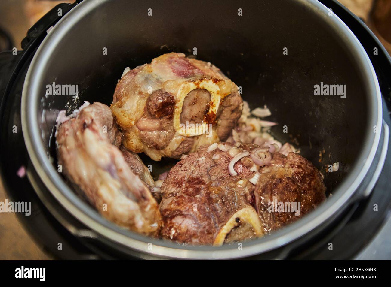 Ossobuco con huso La ternera se frita en una olla a presión. Cocina gourmet  francesa Fotografía de stock - Alamy