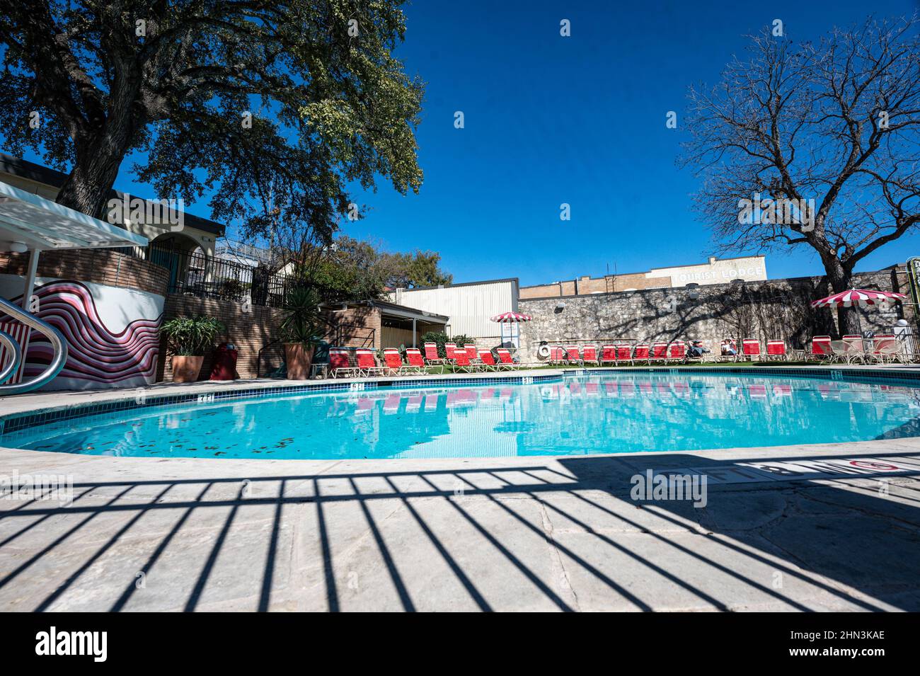 Austin, Texas, Estados Unidos. 13 de febrero de 2022. La piscina en el Austin Motel. South Congress es un barrio y un distrito comercial reconocido nacionalmente Foto de stock