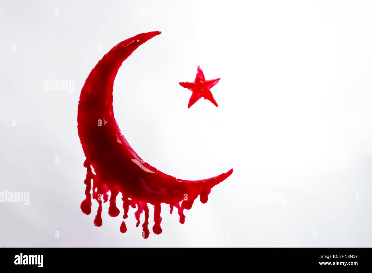 Símbolo islámico, Crescent y Star, garabateados con sangre sobre fondo blanco Foto de stock