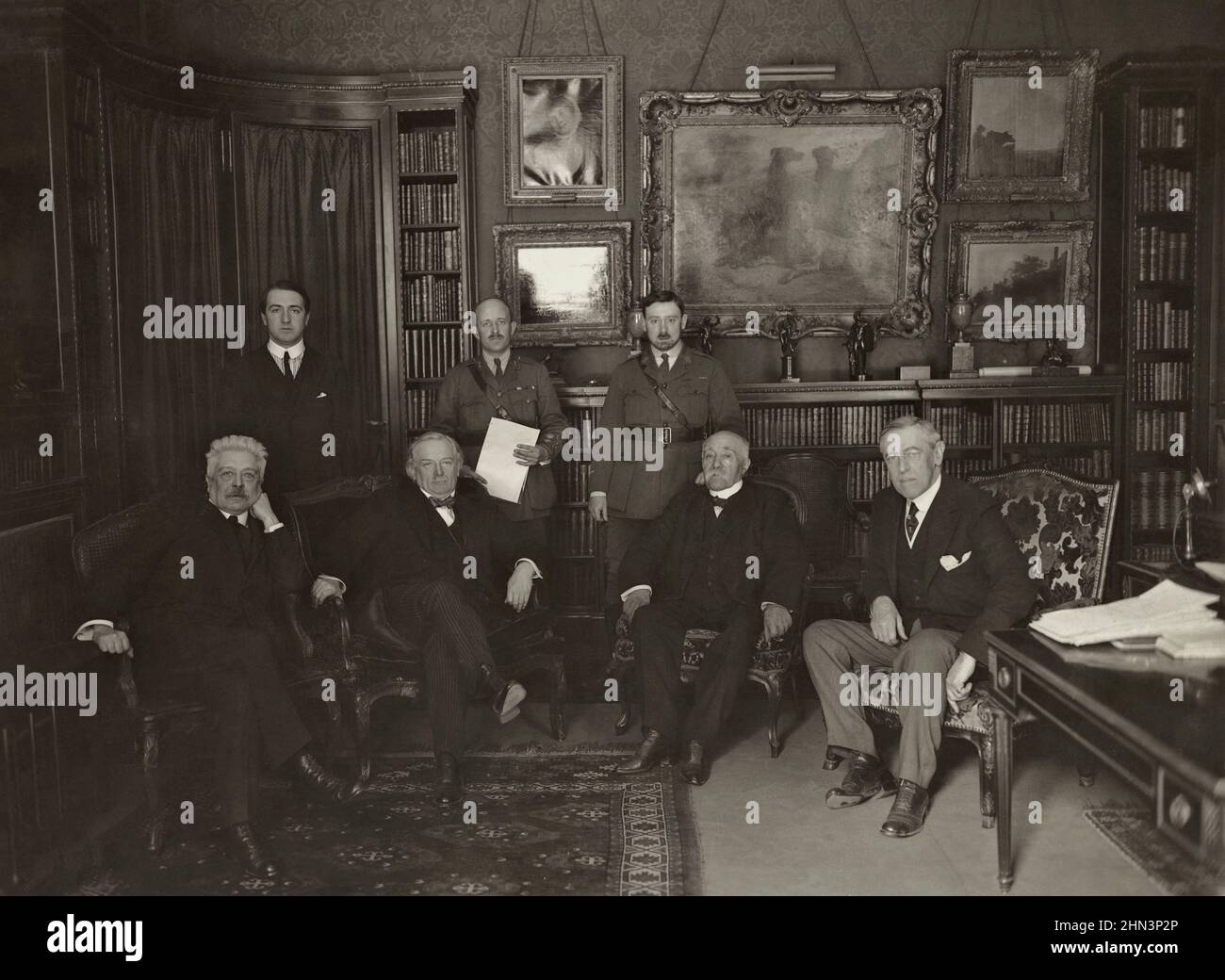 Reunión de los líderes de Triple Entente (de izquierda a derecha): Premier Orlando de Italia, Premier Lloyd George de Inglaterra, Premier Clemenceau de Francia y Presidente Foto de stock