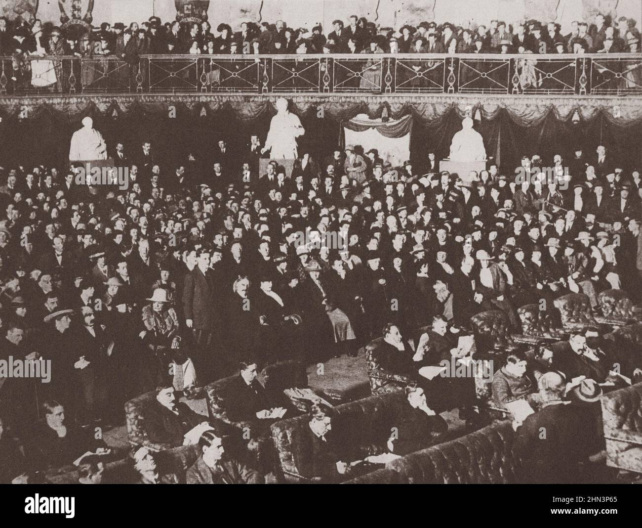 Parlamento irlandés en sesión en Mansion House, Dublín, Irlanda. 27 de febrero de 1919 Apertura histórica de la Asamblea Constituyente irlandesa, Sien Fein Foto de stock