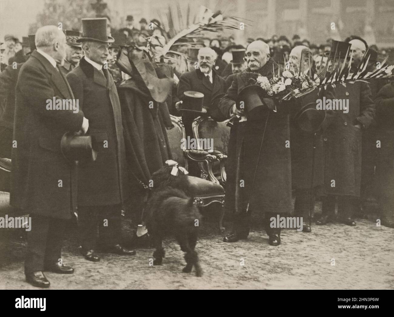 Foto vintage de Clemenceau recibe flores en las manifestaciones de paz en París. Diciembre de 1918 George Clemenceau, primer ministro francés, presentó un bouqu Foto de stock