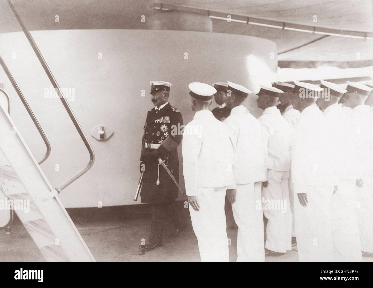 Foto vintage de Su Majestad el Emperador Wilhelm II, a bordo del barco de Su Majestad 'Hansa'. Balholm . 15 de julio de 1911 Foto de stock