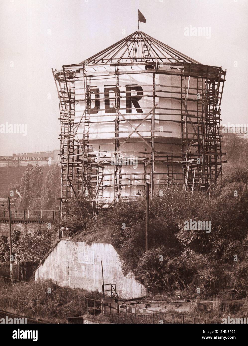 Foto vintage de la crisis de Berlín de 1961: Construyendo el muro El cartel DDR es portado en una torre de agua en las pistas de tren en Gesundbrunnen. Octubre de 24, Foto de stock