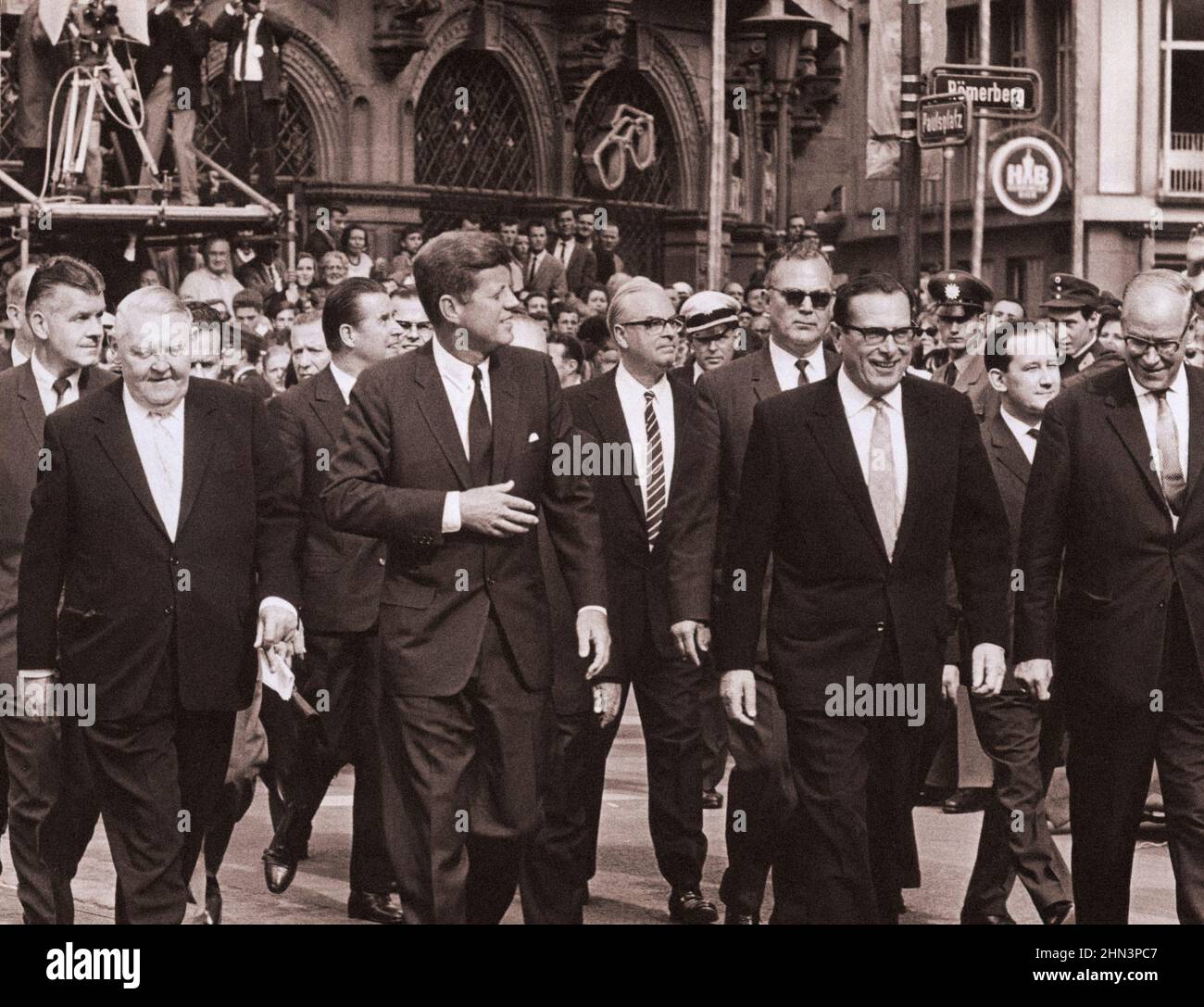Foto vintage de la crisis de Berlín de 1961: Construyendo el Muro. El presidente camina desde la histórica Paulskirche de Frankfurt con importantes funcionarios alemanes. En el Foto de stock