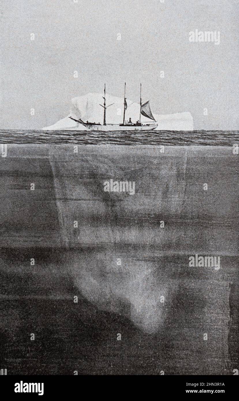 Un iceberg cercano o el Titanic se perdió. 1912 Hemos mostrado aquí la parte sumergida, ocho veces más significativa que la parte emergente. - En frente Foto de stock