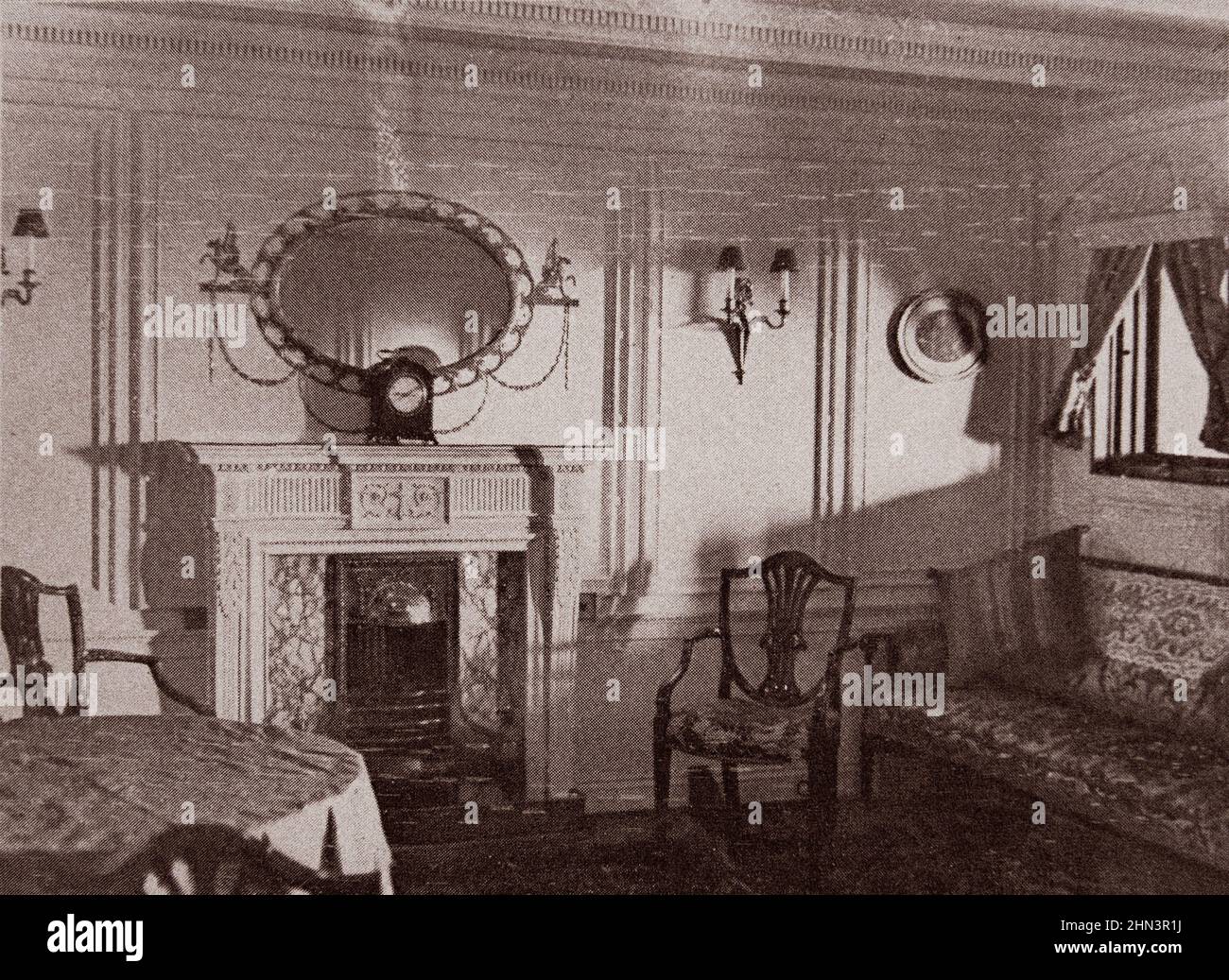Foto vintage del interior del forro Titanic: El salón. 1912 Dos habitaciones (el dormitorio y el salón) en un apartamento privado, cuyo costo era de aproximadamente Foto de stock