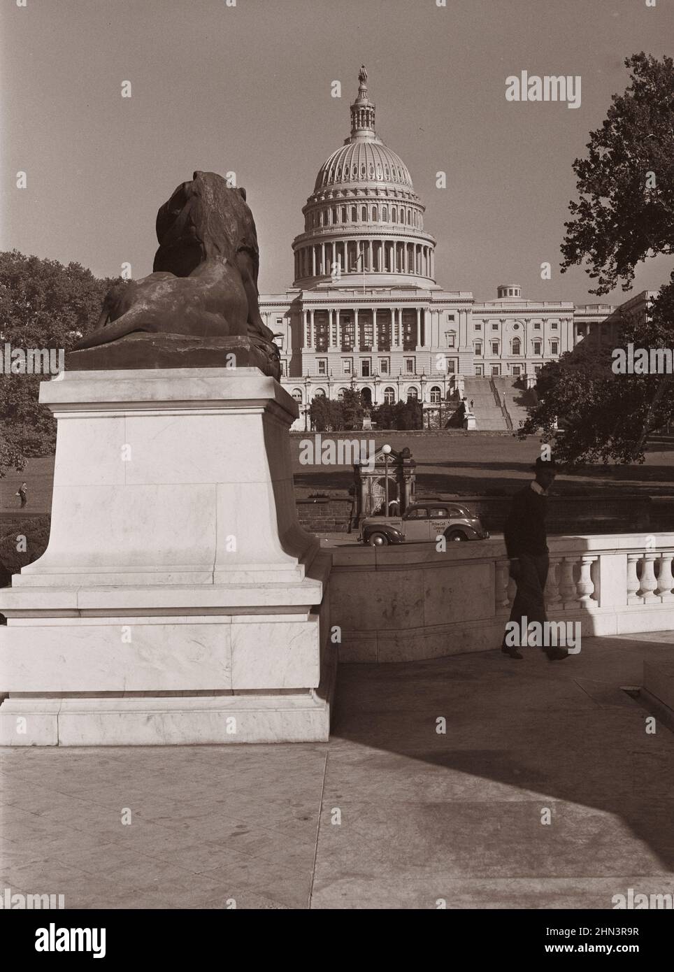 Foto vintage del Capitolio de los Estados Unidos y el león en el monumento del General Grant. Washington, D.C., por John Vachon (fotógrafo). Octubre 1939 Foto de stock
