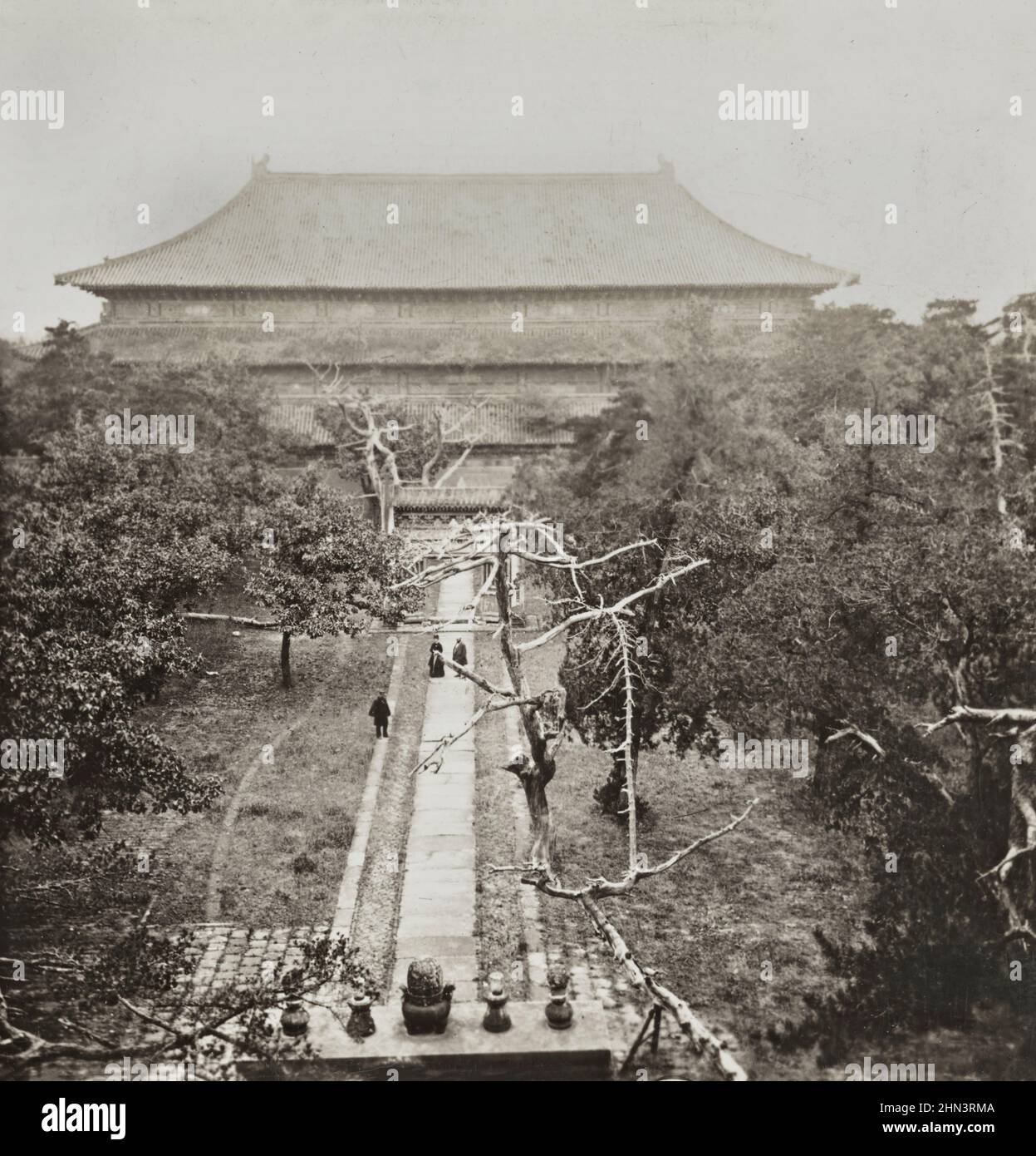 Foto vintage de una sala y los terrenos de las Tumbas Ming. Pekín, China Foto de stock